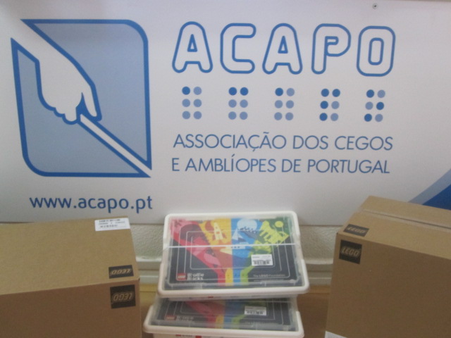 Imagem das caixas LEGO BRAILLE BRICKS na sede da ACAPO.