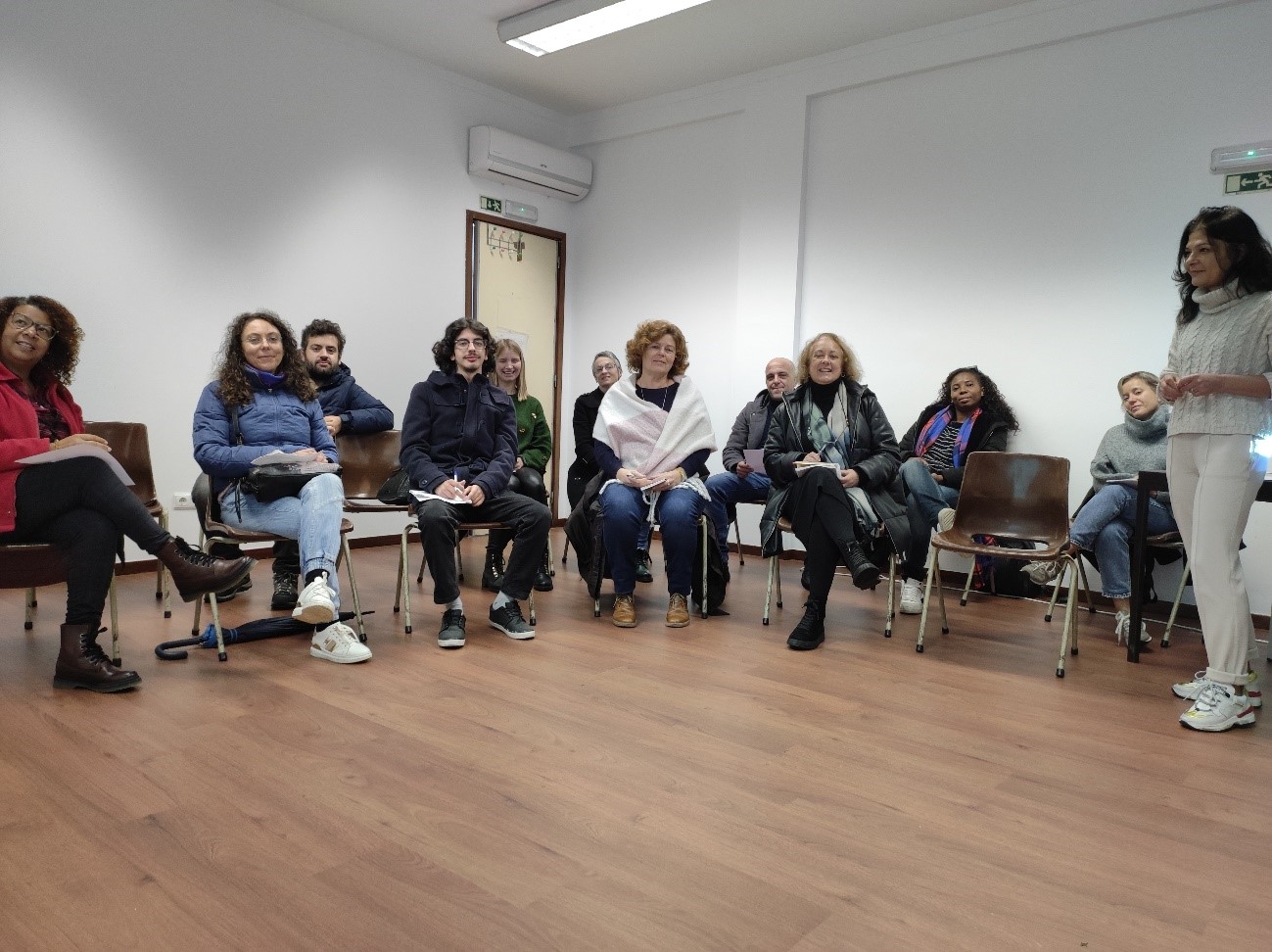 Fotografia dos Assistentes Pessoais, sentados, a assistirem à formação.