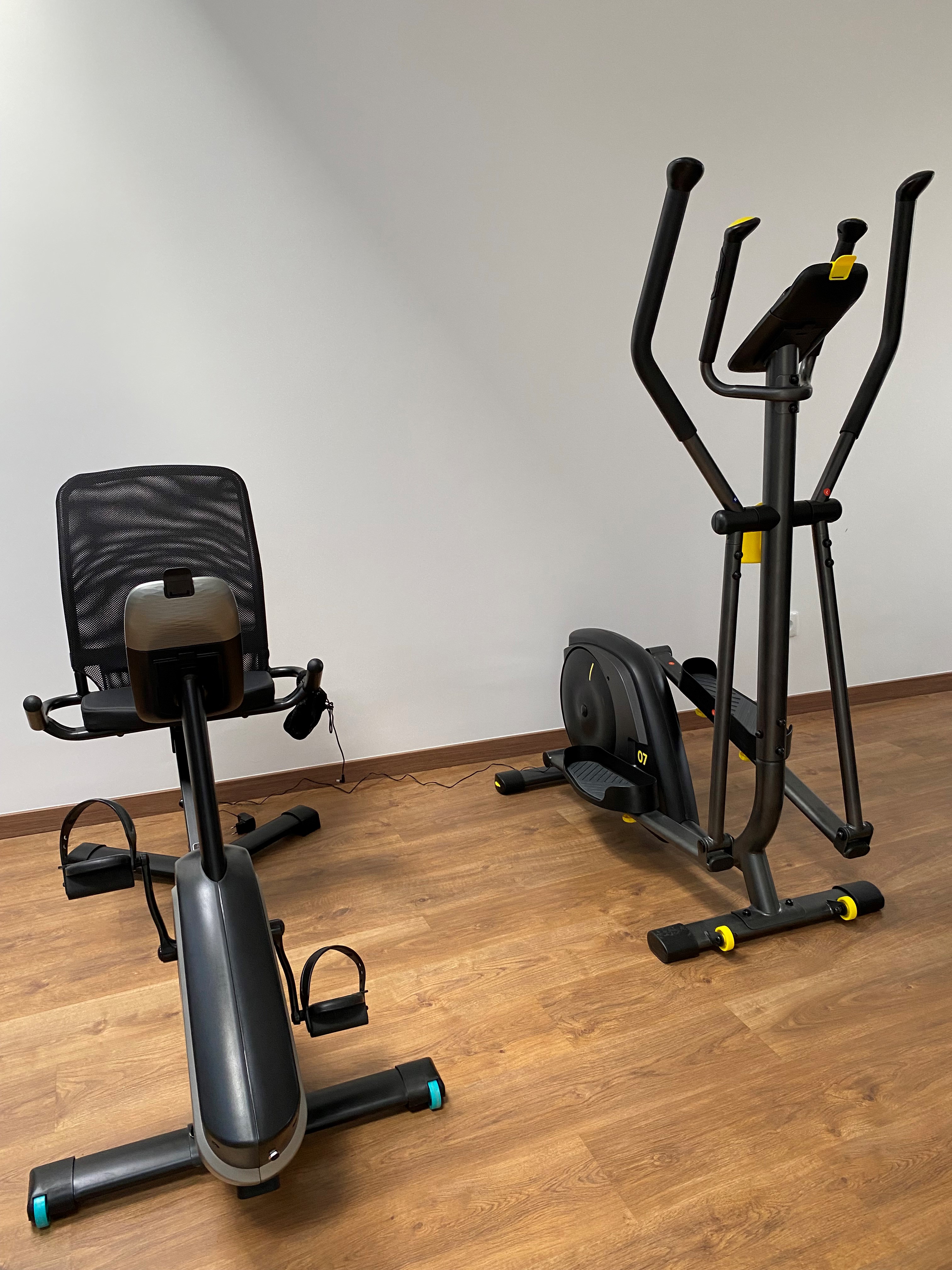 2 máquinas de exercício físico do ginásio da Delegação do Porto