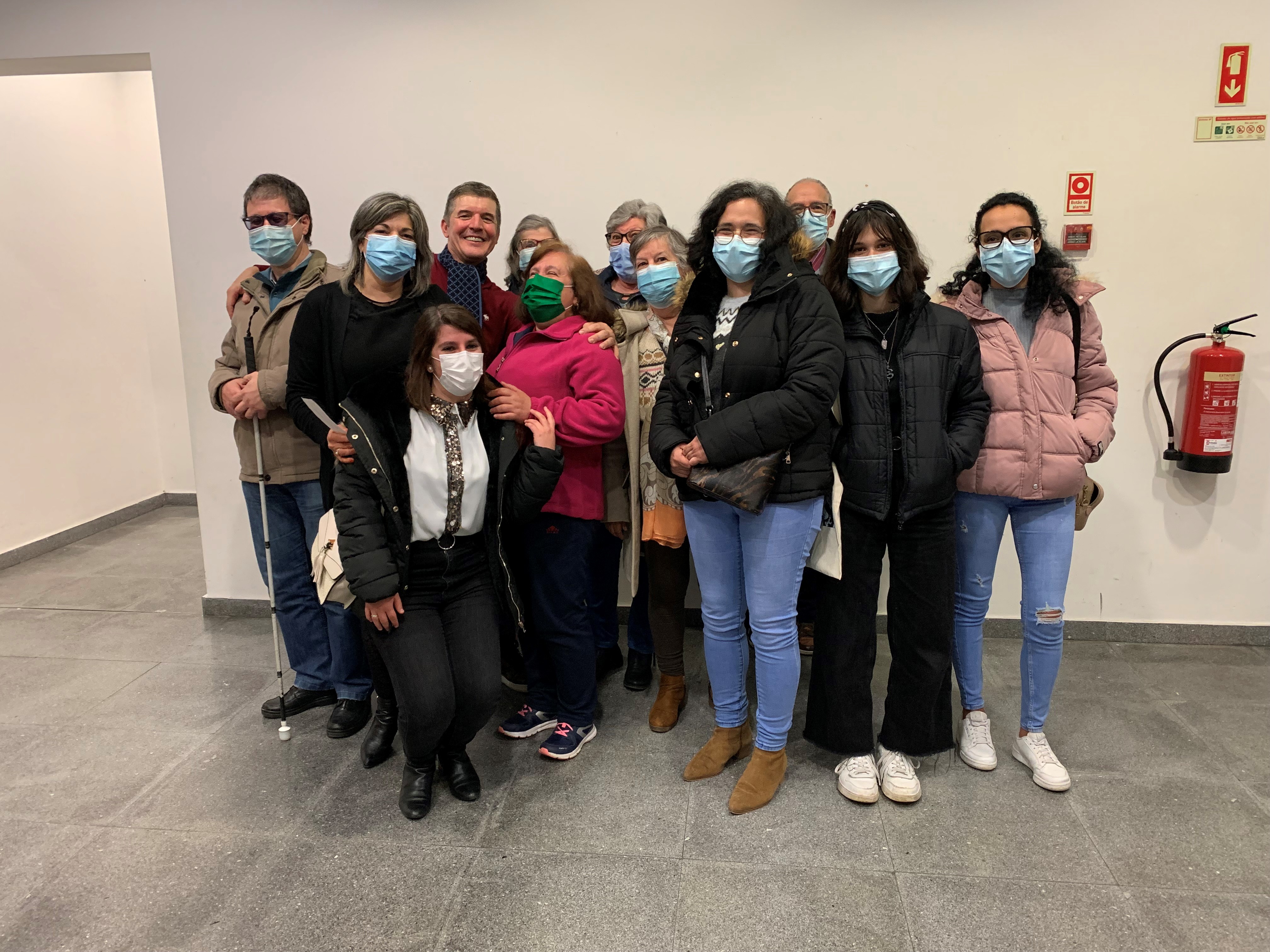 Fotografia do grupo de participantes que foram ver o espetáculo "Monólogos da Vacina", com o ator e apresentador, João Baião