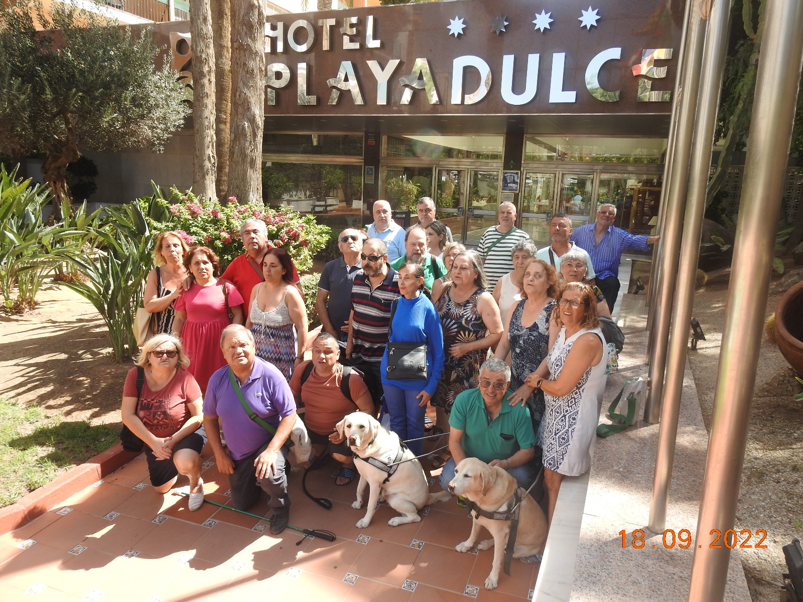 Grupo de participantes em frente ao Hotel Playadulce onde ficaram alojados