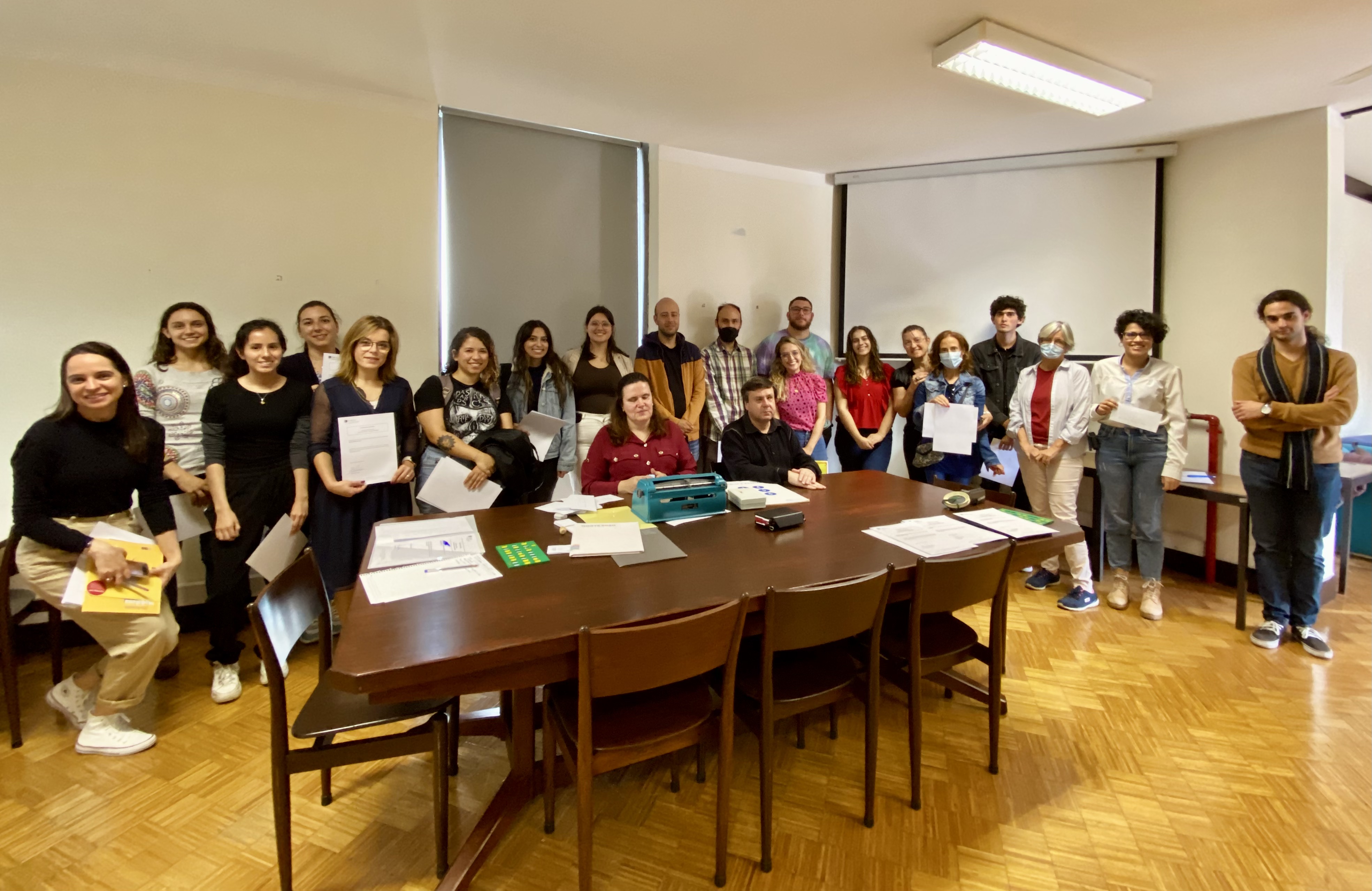 Grupo de participantes na ação de sensibilização para o Braille promovida na Faculdade de Letras da Universidade do Porto