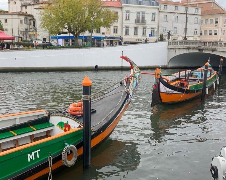 Dois moliceiros atracados na Ria de Aveiro.