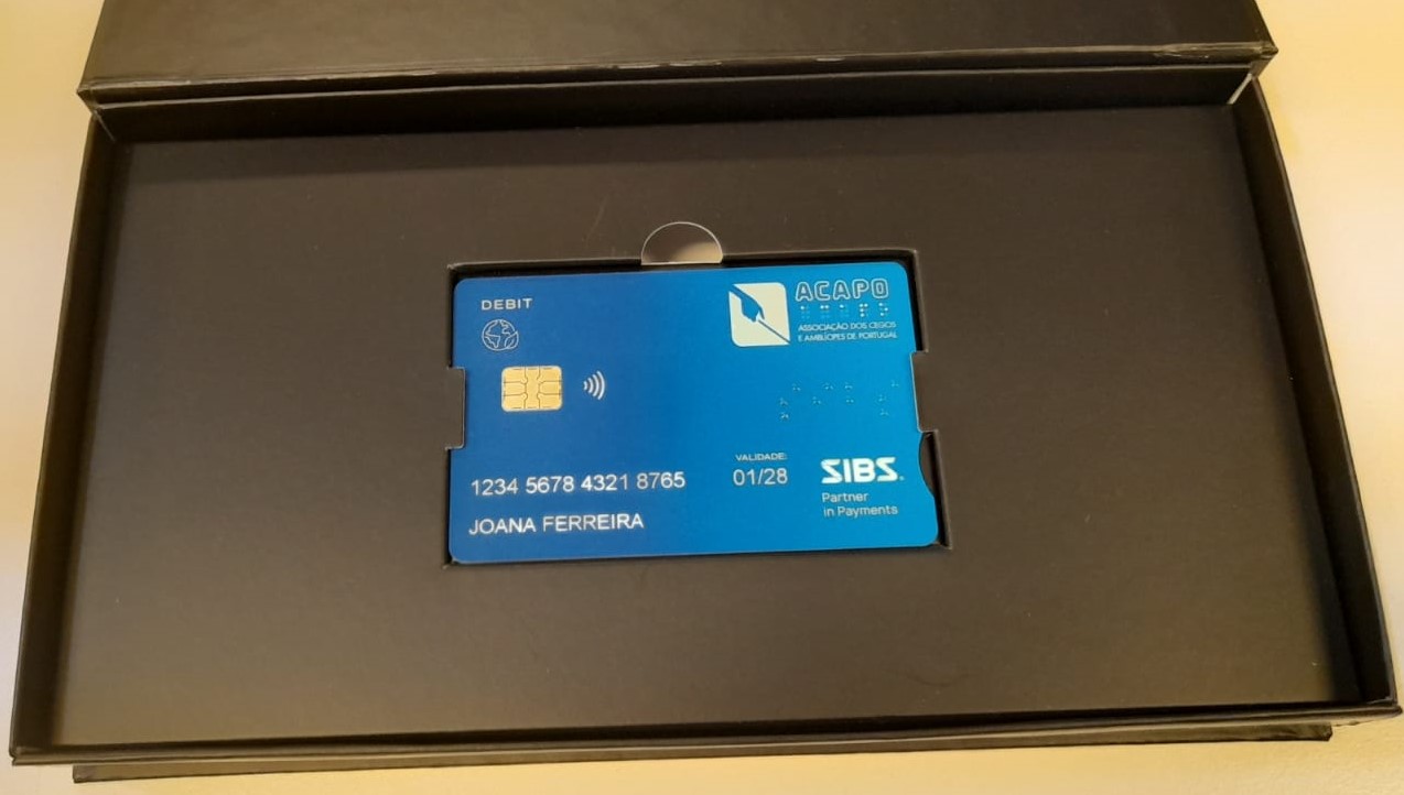 Protótipo do cartão bancário inclusivo, emitido pela SIBS, com inclusão do nome da entidade em Braille.