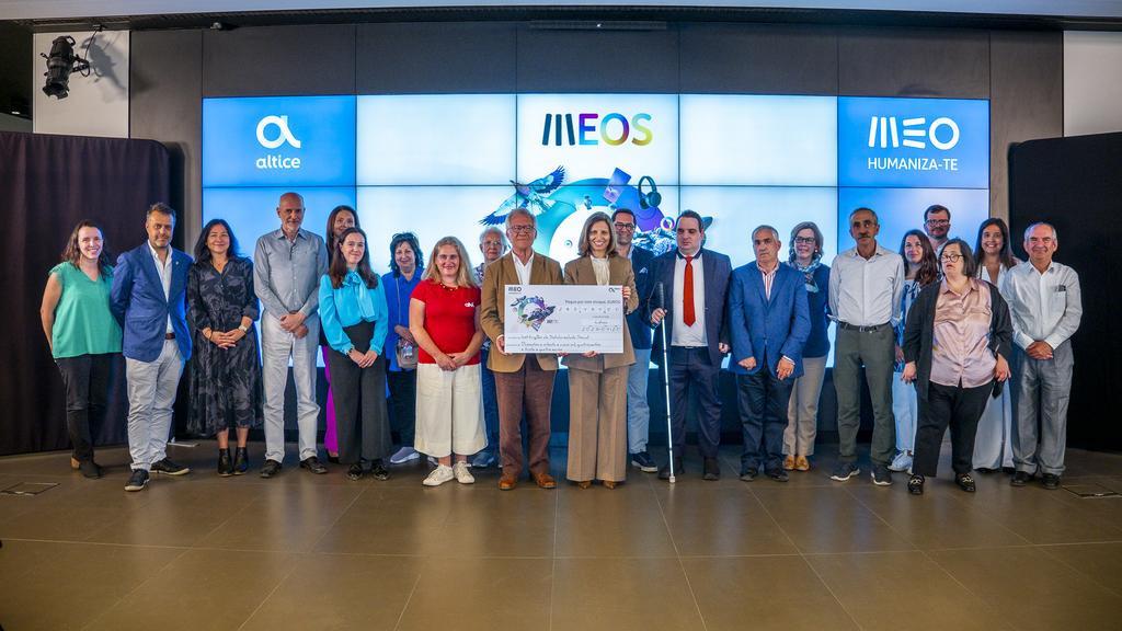 Fotografia geral tirada durante a entrega do donativo e onde é possível ver-se os representantes das 14 instituições, nomeadamente Diogo Costa, Tesoureiro da Direção Nacional da ACAPO.