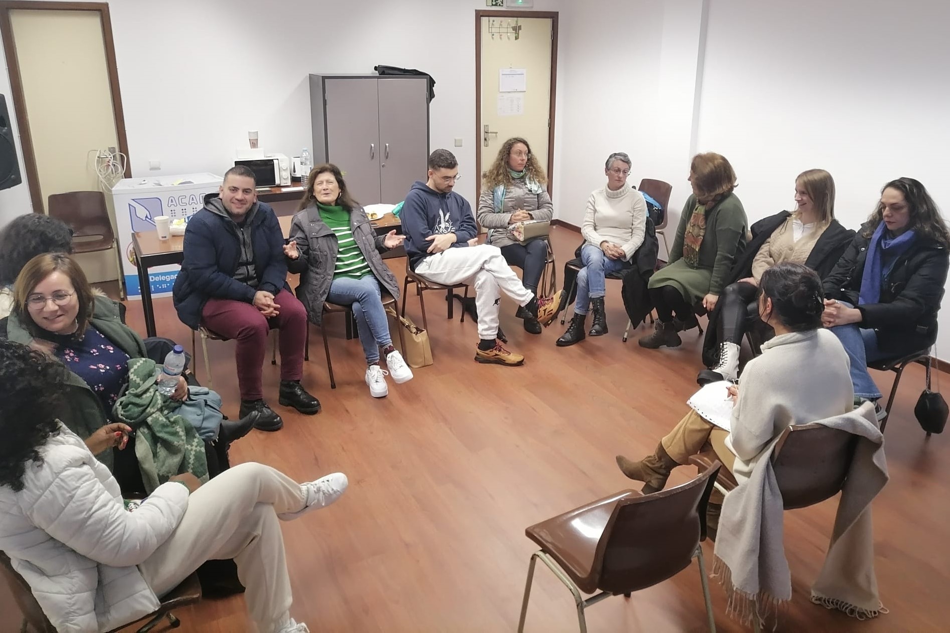 Assistentes Pessoais, sentados em cadeiras dispostas em círculo, durante o encontro entre Assistentes Pessoais e equipa técnica do nosso CAVI Norte.