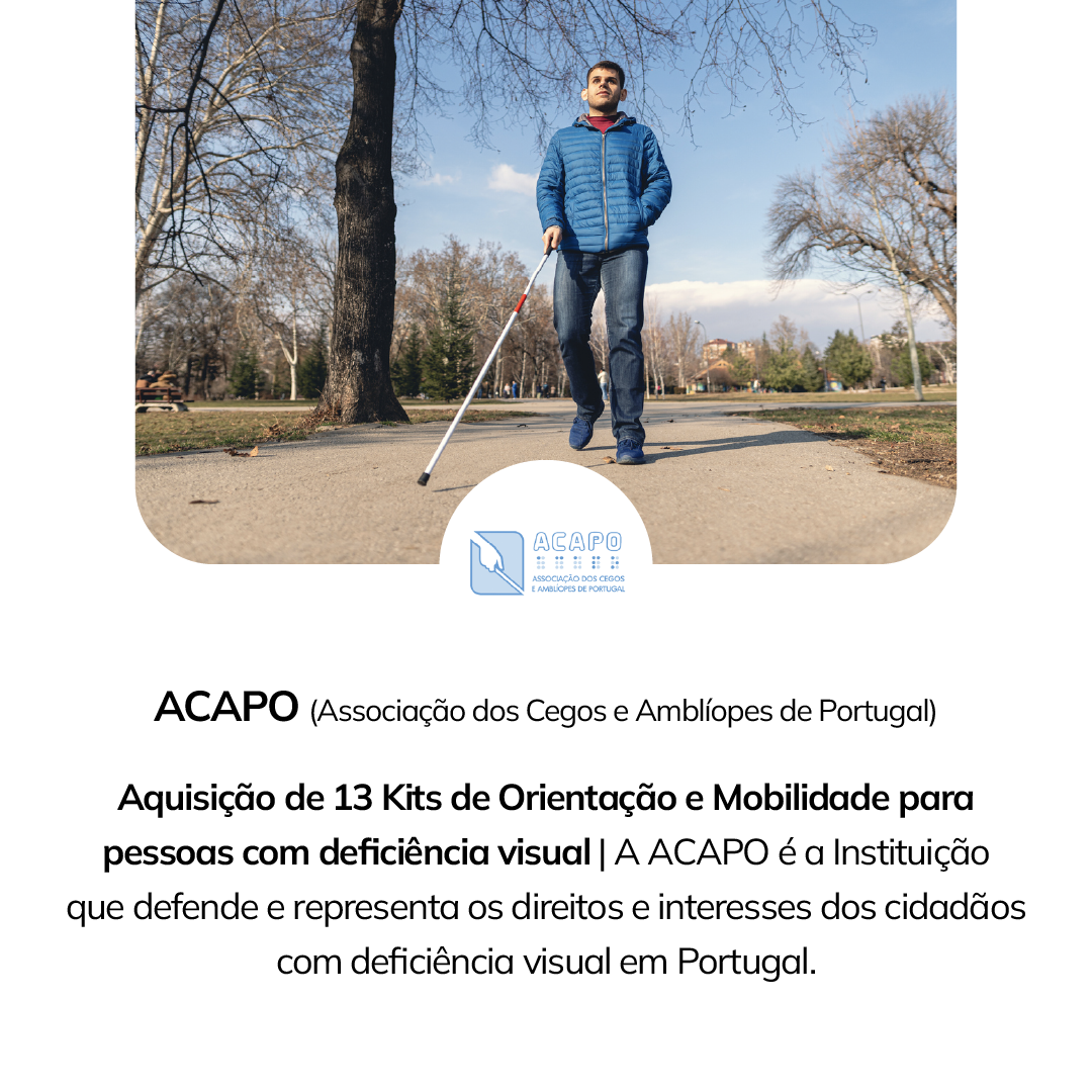 Fotografia de um rapaz com deficiência visual a deslocar-se num parque verde com apoio de uma bengala. Por baixo, no interior de um circulo, o logotipo da ACAPO, o nome completo da nossa instituição, o projeto a concurso e a nossa missão.   