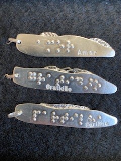 Fotografias das 3 peças que foram criadas Fotografia das 3 peças - de cima para baixo, peça Amor, peça Gratidão e peça Partilha