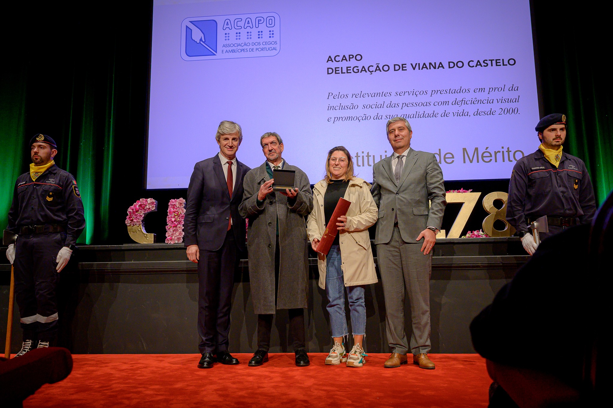 Luís Nobre, Presidente da CM Viana do Castelo, Francisco Silva, Presidente da Direção da Delegação de Viana do Castelo, Arlete Borlido, Administrativa da Delegação de Viana do Castelo e Duarte Martins, Vereador da CM Viana do Castelo Em cima do palco, os elementos da Delegação de Viana do Castelo pousam para a fotografia com o Presidente e o Vereador da Câmara Municipal de Viana do Castelo. Nas mãos, seguram o prémio atribuído.