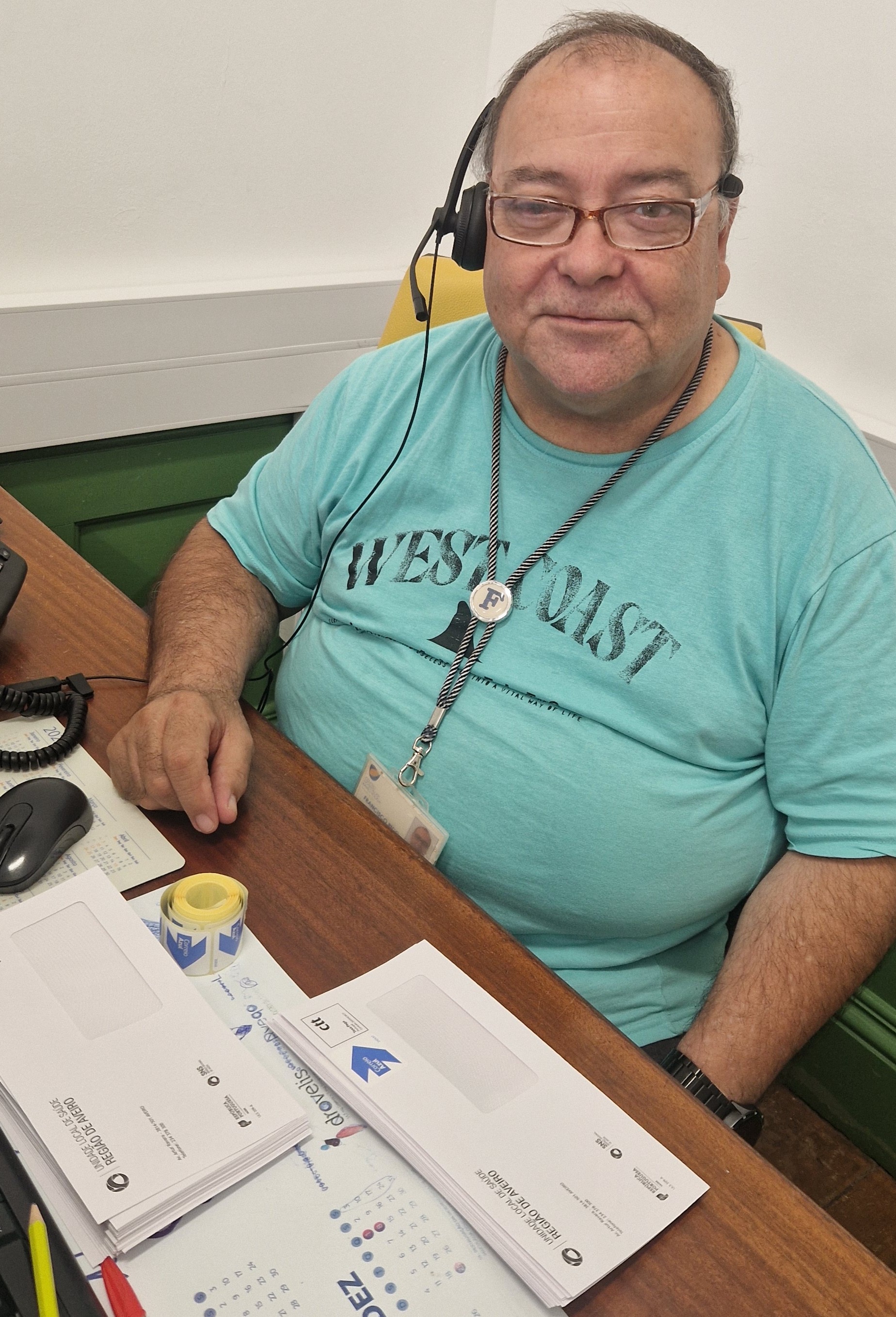 Francisco Rico Francisco Rico sentado no seu posto de trabalho. Em cima da secretária vêem-se vários envelopes.