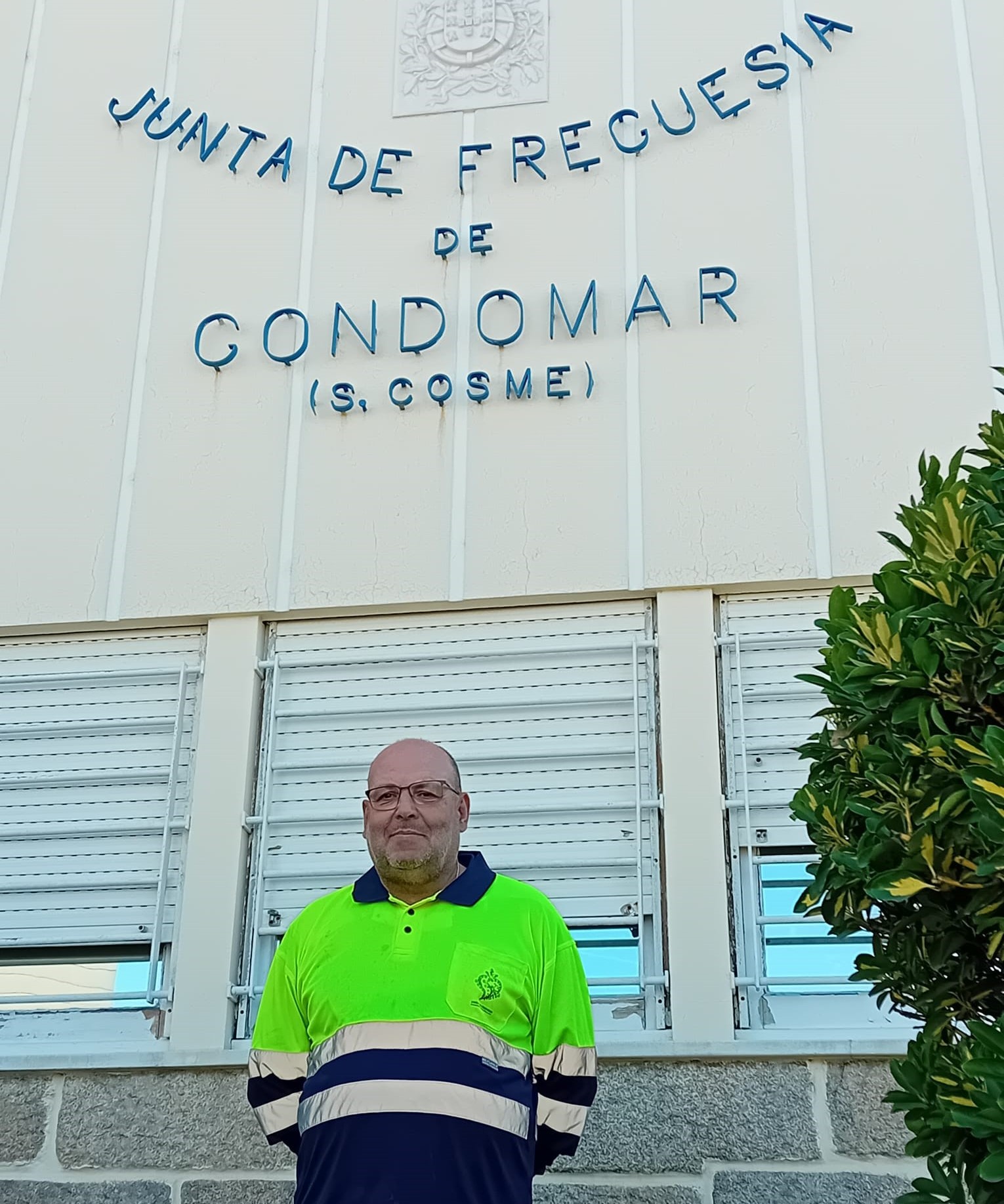 Germano Moreira pousa sorridente para a foto em frente ao edifício da Junta de Freguesia de Gondomar