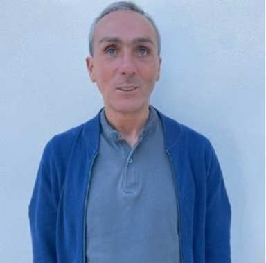 Jorge Santos Fotografia tipo passe de Jorge Santos. Utiliza um polo e um casaco, ambos de cor azul mas de diferentes tonalidades.