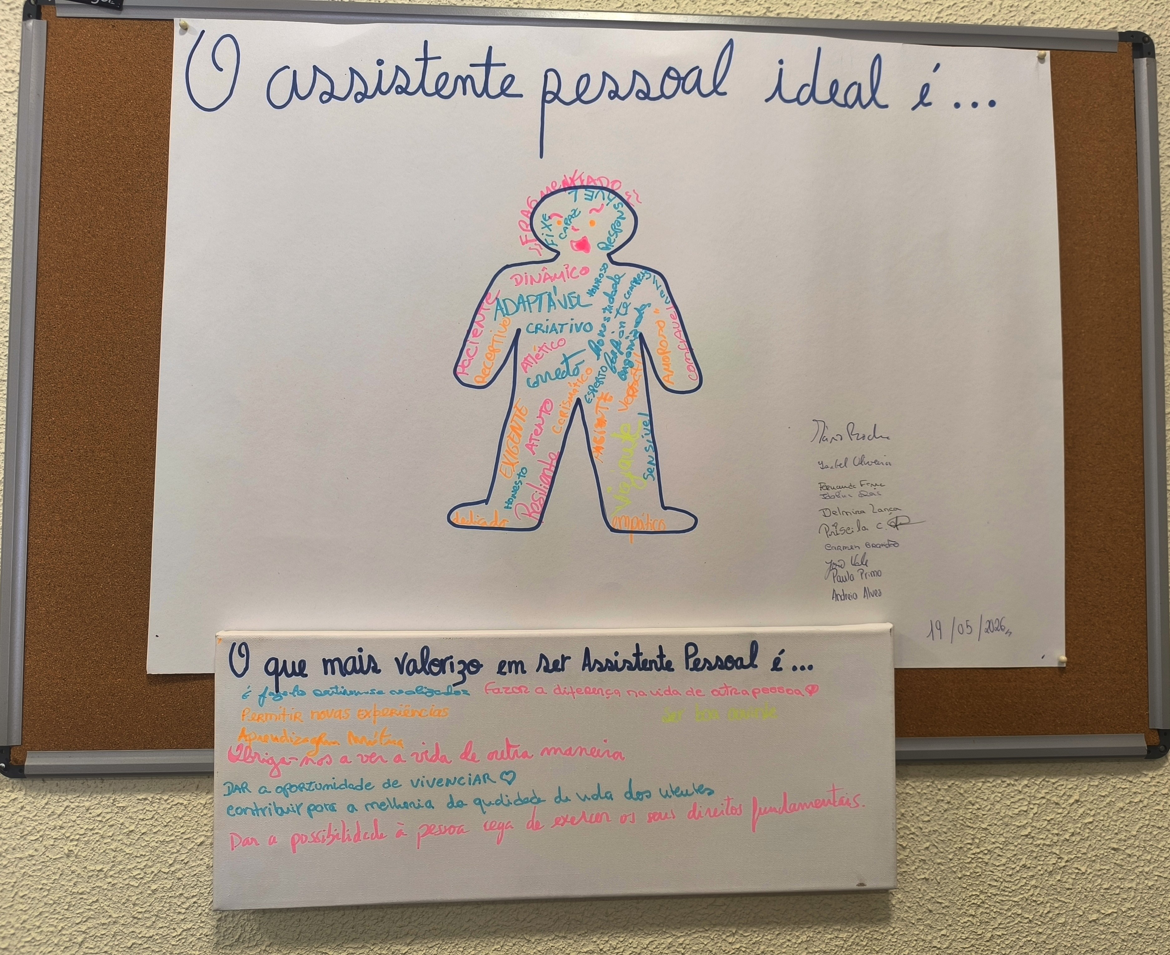 Duas folhas num quadro de cortiça: na superior lê-se “O assistente pessoal ideal é”. Por baixo, está desenhada a silhueta de uma pessoa preenchida com vários adjetivos. Na inferior, vemos frases em resposta ao título "O que mais valorizo em ser AP".