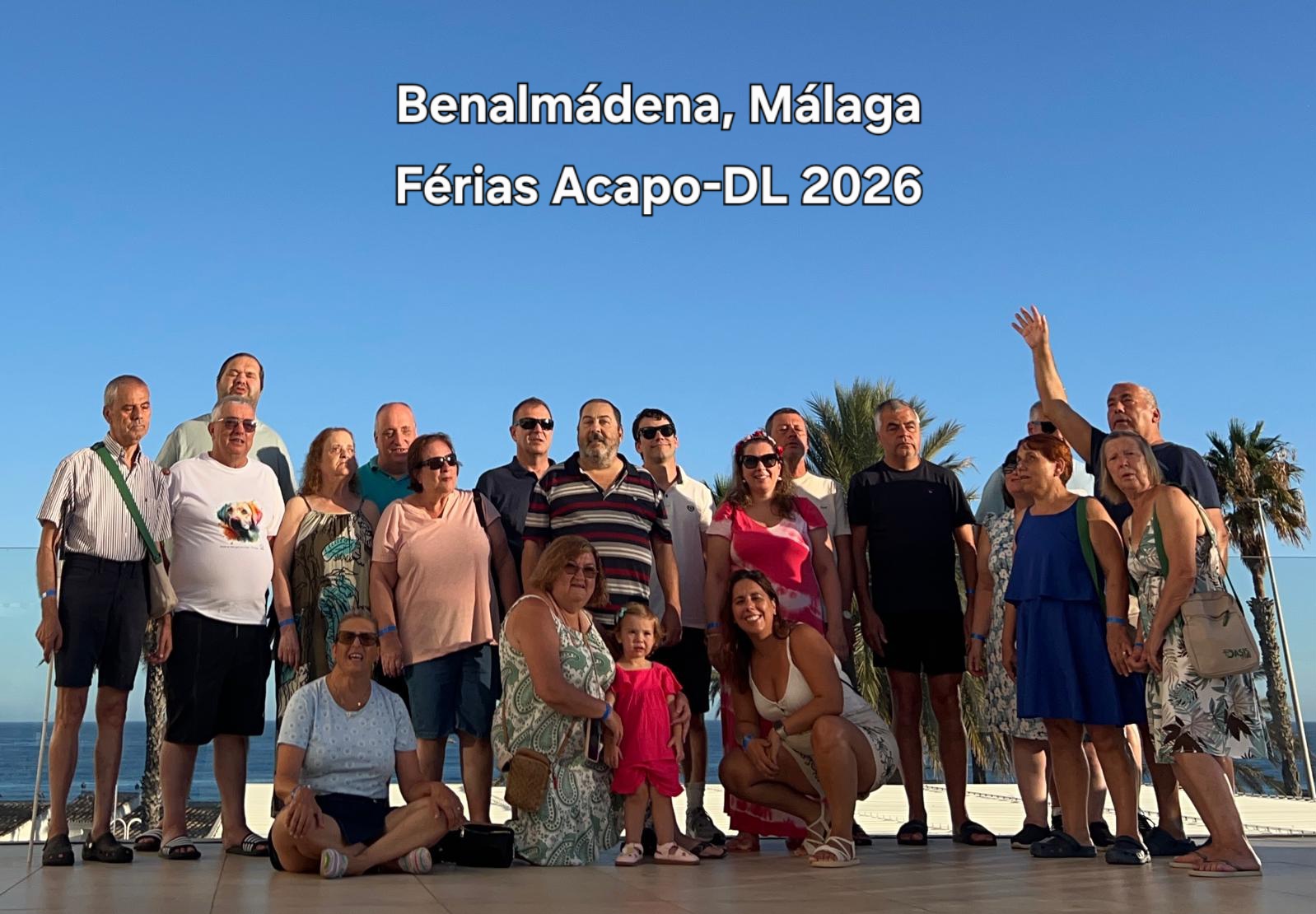 Férias Lisboa 2026 Fotografia do grupo no hotel vendo-se por trás o mar. Por cima da imagem está escrito Benalmádena, Málaga Férias ACAPO-DL 2026.
