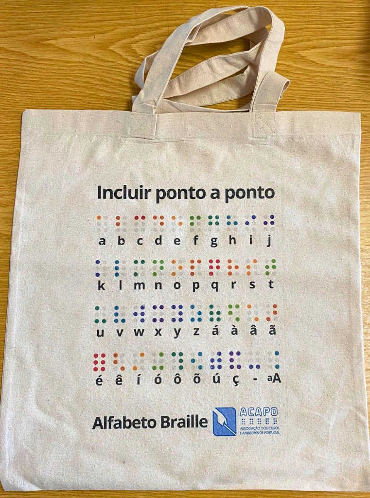 Tote Bag Alfabeto Braille em cima de uma mesa.