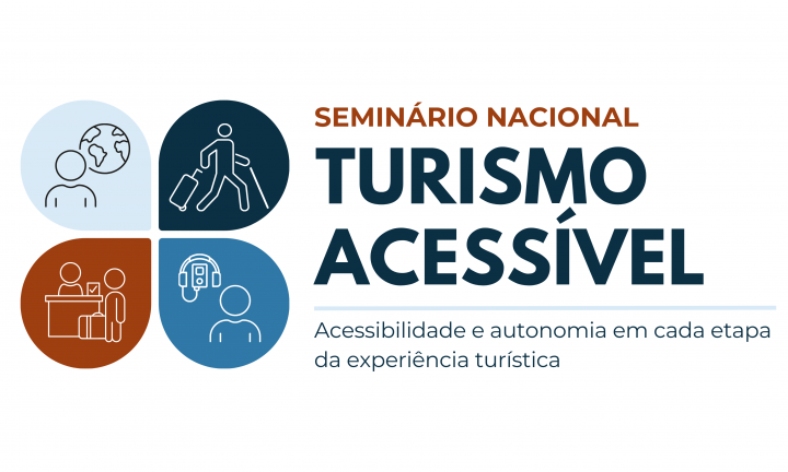Logótipo do Seminário Nacional Turismo Acessível: quatro quadrantes semelhantes a um trevo de quatro folhas, com ícones de uma pessoa e um globo, uma pessoa com bengala a puxar uma mala de viagem, um balcão de atendimento com duas pessoas e uma pessoa jun