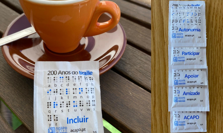 Lado a lado, duas fotografias: uma de uma chávena de café, com o pacote de açúcar com a palavra Incluir; e outra com os restantes 5 pacotes da coleção, organizados na vertical. 