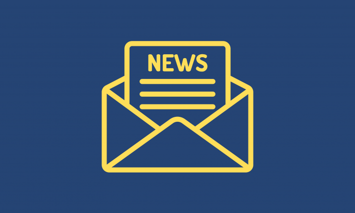 Sobre fundo azul escuro, o desenho, a amarelo, de 1 envelope aberto, vendo-se uma folha de papel com a palavra News.