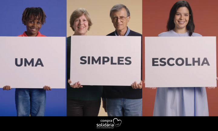 Composição de 3 imagens. Sobre fundo roxo, um menino com um cartaz na mão com a palavra “Uma”; Sobre fundo creme, casal de meia-idade com um cartaz com a palavra “Simples”; e sobre fundo castanho, jovem mulher com um cartaz com a palavra “Escolha”.