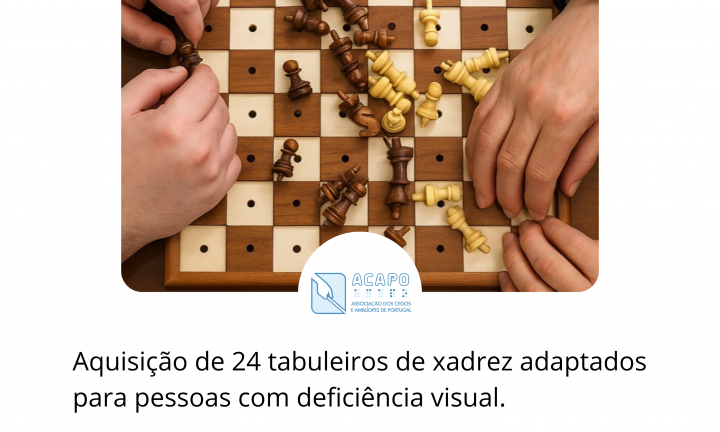 A imagem mostra duas mãos a posicionar peças de xadrez sobre um tabuleiro adaptado. No centro inferior da imagem, dentro de um círculo branco, está o logotipo da ACAPO. Por baixo, a descrição do projeto a concurso.
