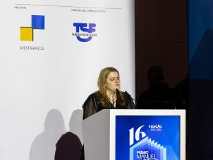 Marta Pinheiro no púlpito durante a sua intervenção na cerimónia de entrega do prémio.