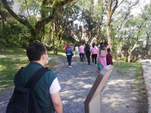 Grupo de participantes no interior das muralhas do castelo