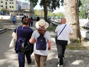 Fotografia tirada durante a 1.ª Caminhada Solidária da Delegação de Leiria onde é possível ver-se, de costas, os participantes a caminhar.