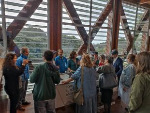 Grupo de Associados durante a visita guiada ao Pavilhão da Água.