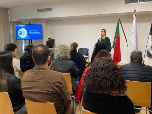 De pé, Cátia Monteiro, Diretora do Departamento de Comunicação da ACAPO, durante a sessão de boas vindas