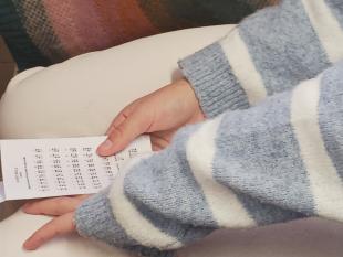 Criança com alfabeto Braille