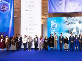 Os representantes dos dez projetos finalistas pousam para a fotografia, em cima do palco, ao lado de Carlos Mota Santos, Maria Manuela Mota, Marcelo Rebelo de Sousa, Maria Manuela Eanes e Pedro Duarte.