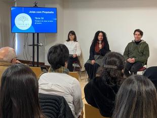 Sentados, Marta Vitorino, Tânia Gil e Elmano Sancho. Tânia Gil segura o microfone. Ao lado deles vê-se um ecrã com a projeção do logotipo da designer de joias.