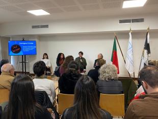 Sentados, Marta Vitorino, Tânia Gil, Elmano Sancho e Carlos Alves. Elmano Sancho segura o microfone. Ao lado deles vê-se um ecrã com a projeção do logotipo da companhia de teatro do ator/encenador.