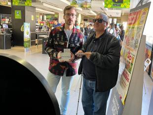 À entrada da loja Pingo Doce de Eiras, os dirigentes Carlos Pimentel e Luís Barata e a colaboradora Anabela Pancas.