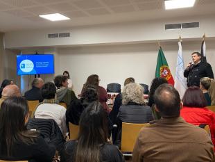 Rodrigo Santos, de pé, durante o discurso de encerramento do evento