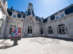 Fotografia tirada à entrada do Palacete do hotel Pestana Palace onde é possível ver-se um mupi publicitário alusivo à Valor T