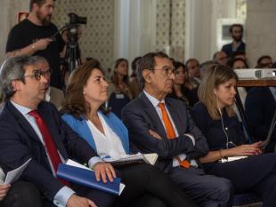 Sentados na plateia, da esquerda para a direita: o secretário Miguel Fontes, a ministra Ana Mendes Godinho, o provedor Edmundo Martinho e a secretária Ana Sofia Antunes.