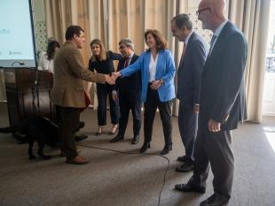 Rodrigo Santos, Presidente da Direção Nacional, recebe o protocolo e cumprimenta a ministra Ana Mendes Godinho que está ladeada por Vanda Nunes, da Valor T, os secretários Ana Sofia Antunes e Miguel Fontes, o provedor Edmundo Martinho e Domingos Lopes. 