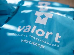 Saco de pano azul alusivo ao projeto Valor T - Talento & Transformação