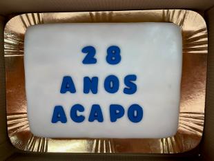 Bolo de Aniversário - massapão branco, com letras em massapão azul: 28 ANOS ACAPO