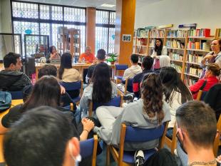 Fotografia tirada durante a Biblioteca Humana de Valongo onde é possível ver Jaime Oliveira, Secretário da Direção da Delegação do Porto, e Anunciação Velho, colaboradora da instituição e os diversos alunos que participaram nesta iniciativa