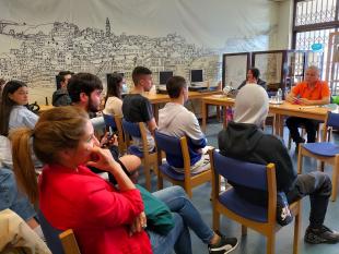 Fotografia tirada durante a Biblioteca Humana de Valongo onde é possível ver Jaime Oliveira, Secretário da Direção da Delegação do Porto, e Anunciação Velho, colaboradora da instituição e os diversos alunos que participaram nesta iniciativa