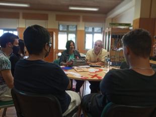 Jaime Oliveira, Secretário da Direção da Delegação do Porto, e Anunciação Velho, colaboradora da instituição, na Biblioteca Humana em Valongo, na Escola Secundária de Alfena