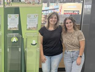 Elementos da equipa da Delegação de Castelo Branco pousam para a fotografia junto aos mealheiros do Bairro Feliz na loja Pingo Doce. Da esquerda para a direita, Sofia Lourenço, Diretora Técnica e Inês Cid, Terapeuta Ocupacional.