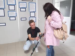 Rodrigo Carvalho, estudante que desenvolveu a BIS explica o funcionamento da bengala à Presidente da Direção da Delegação de Viseu, Ana Sofia Silva.