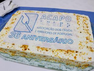 Bolo de aniversário, com o logotipo da ACAPO e referência ao 36.º Aniversário