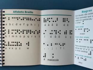 Interior do caderno onde é possível ver-se o alfabeto Braille e algumas das suas regras