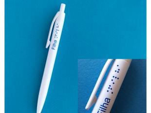 Caneta ACAPO com a palavra "Filha" impressa a tinta e com caracteres em Braille (sem relevo)