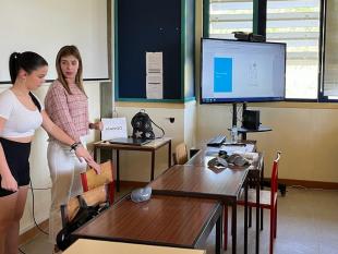 Fotografia tirada durante a ação de sensibilização, onde é possível ver as técnicas da Delegação a explicar as técnicas de guia.