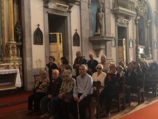 Associados de frente, na Igreja Matriz do Bonfim, durante a cerimónia Pascal